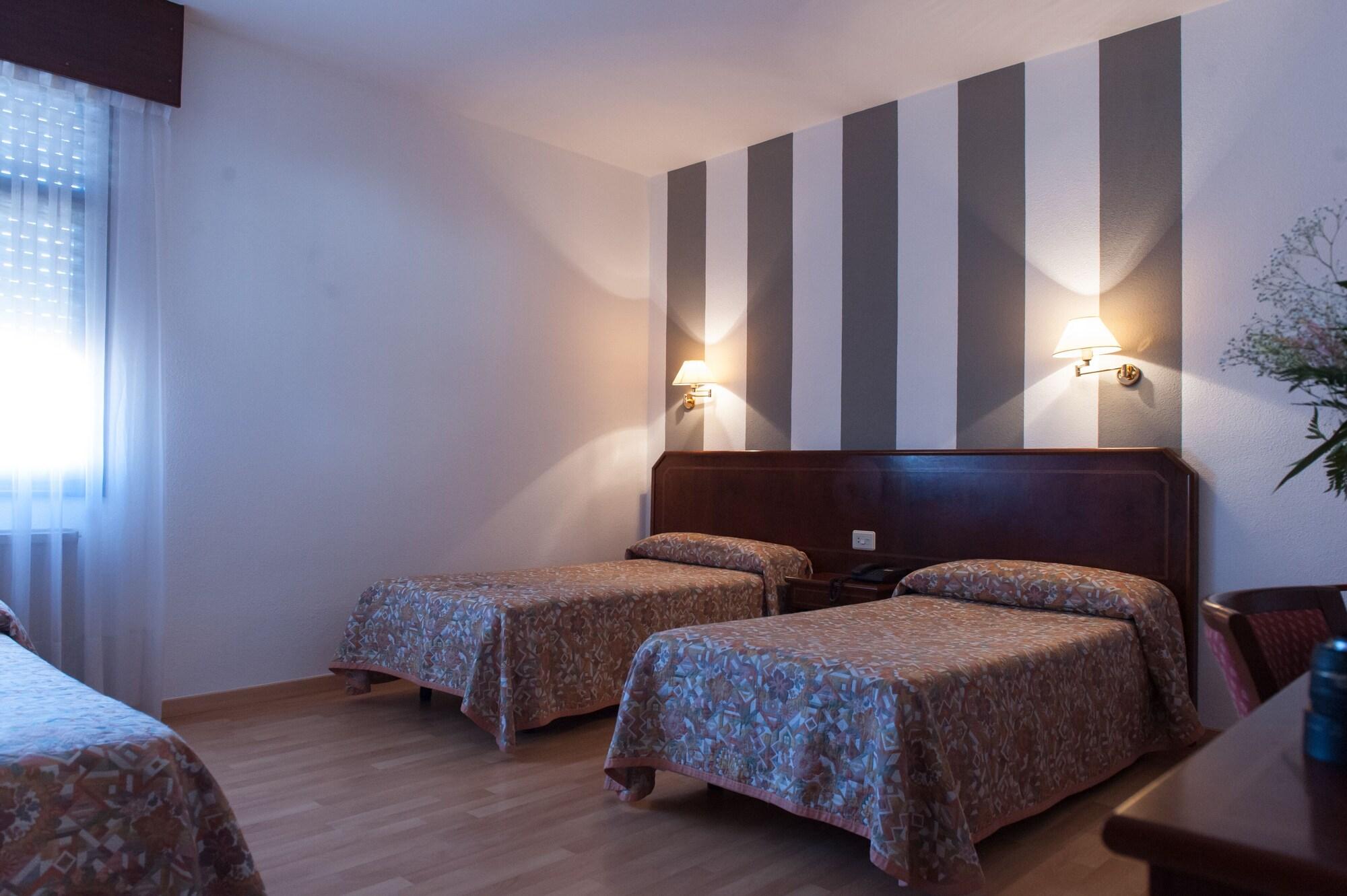 Hotel Unzaga Plaza Éibar Екстериор снимка