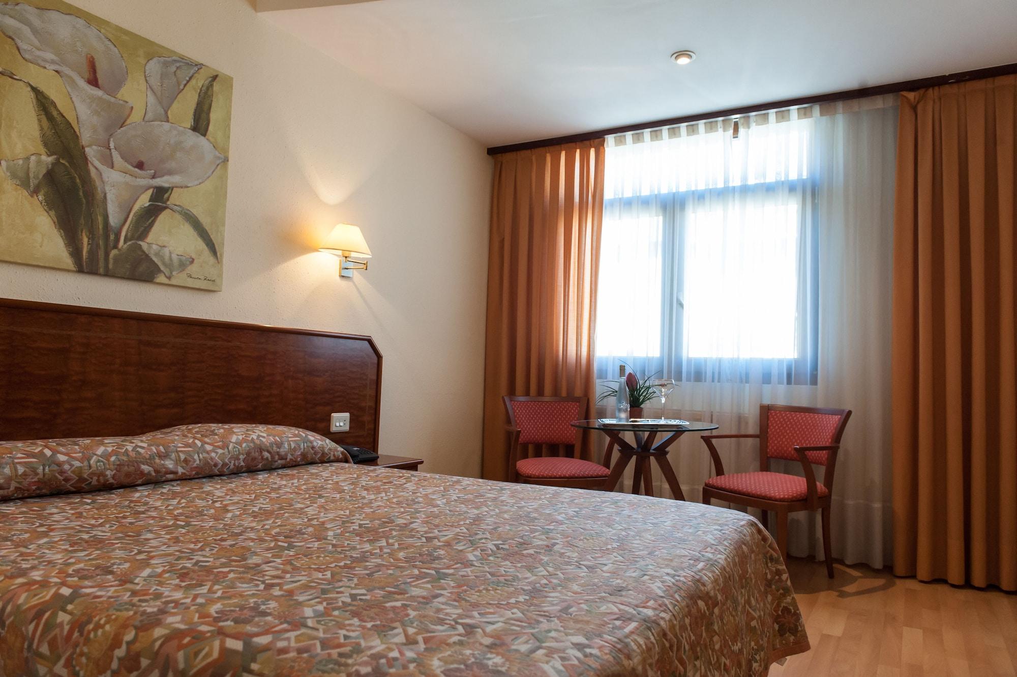 Hotel Unzaga Plaza Éibar Екстериор снимка