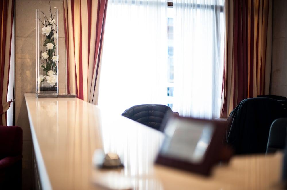 Hotel Unzaga Plaza Éibar Екстериор снимка