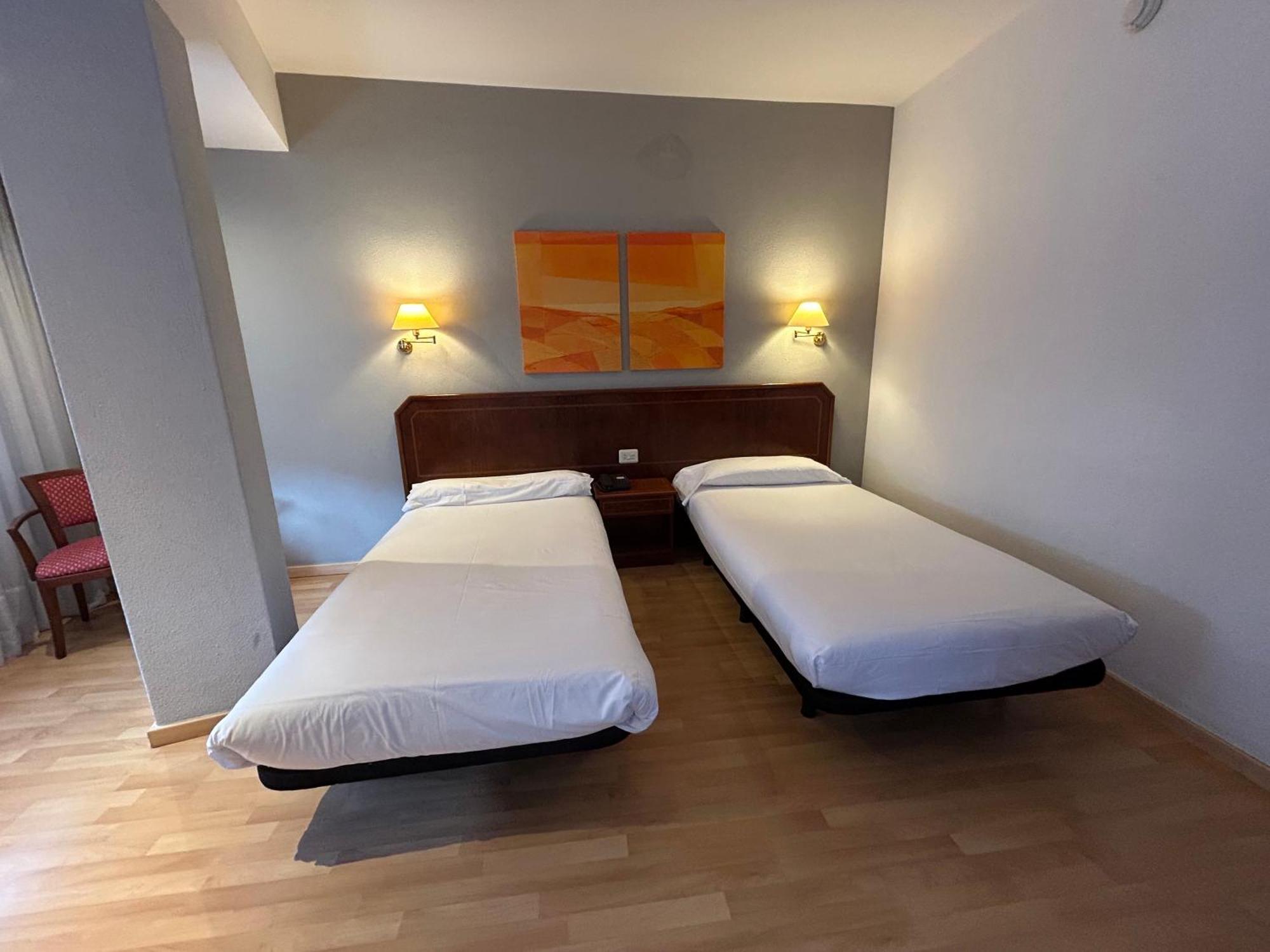 Hotel Unzaga Plaza Éibar Екстериор снимка