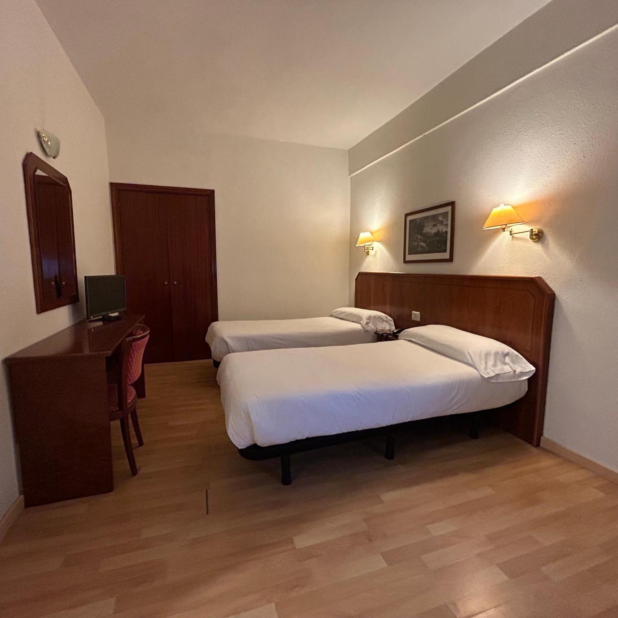 Hotel Unzaga Plaza Éibar Екстериор снимка