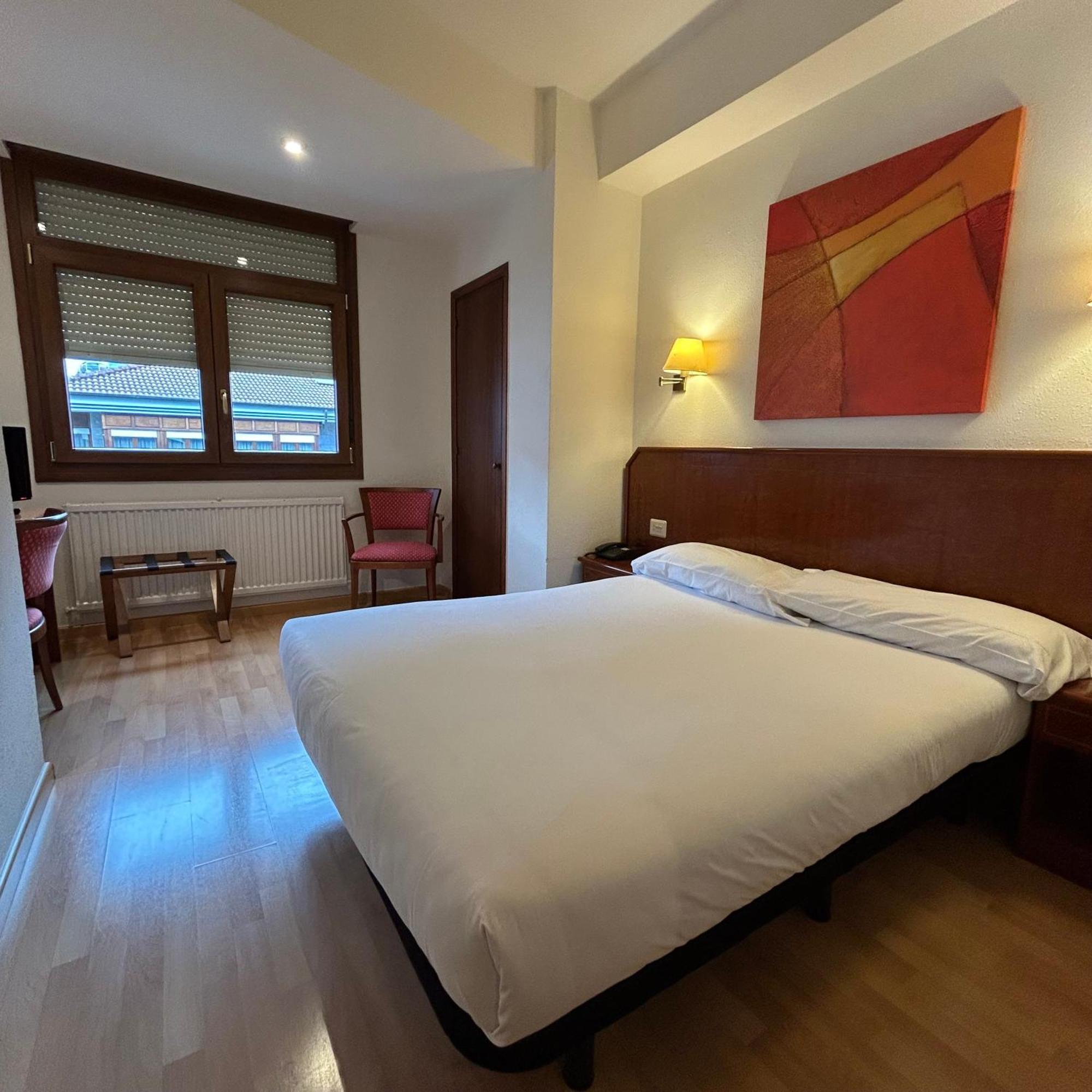 Hotel Unzaga Plaza Éibar Екстериор снимка