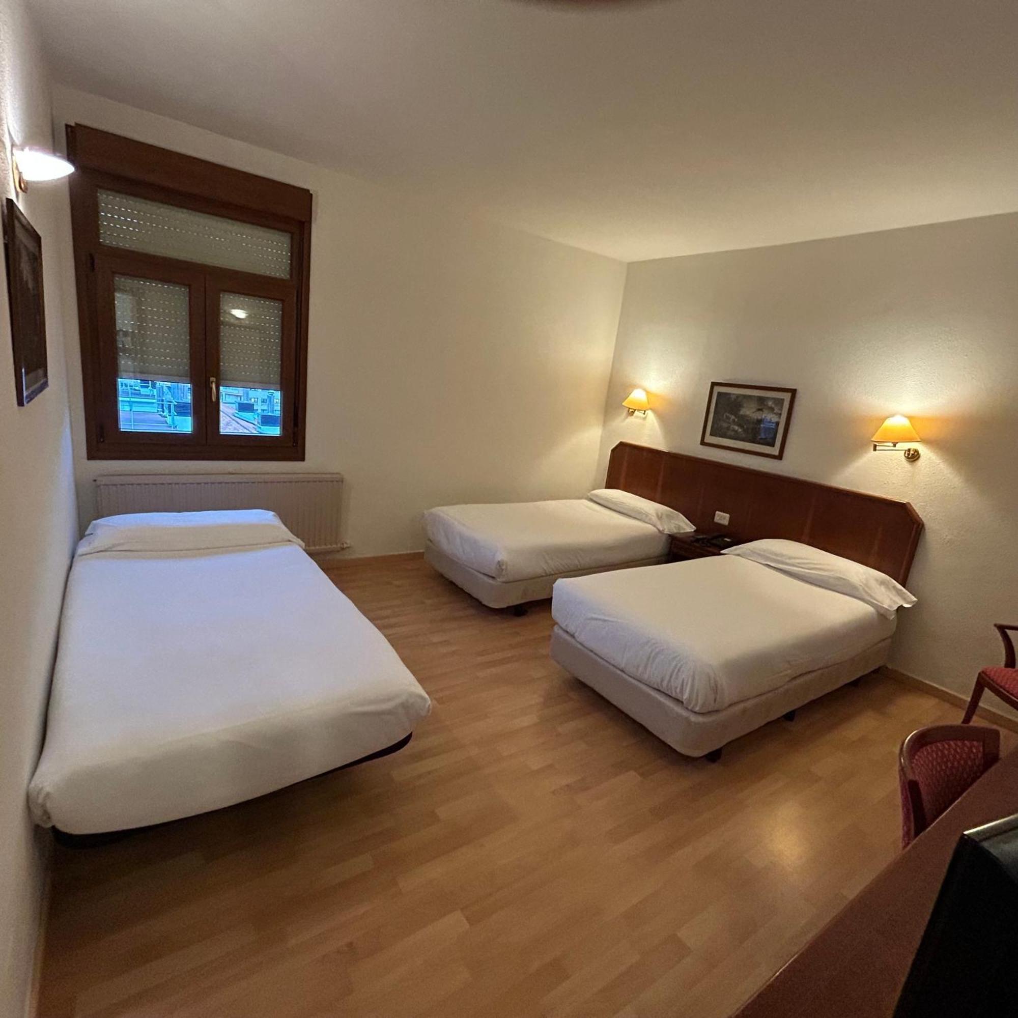 Hotel Unzaga Plaza Éibar Екстериор снимка