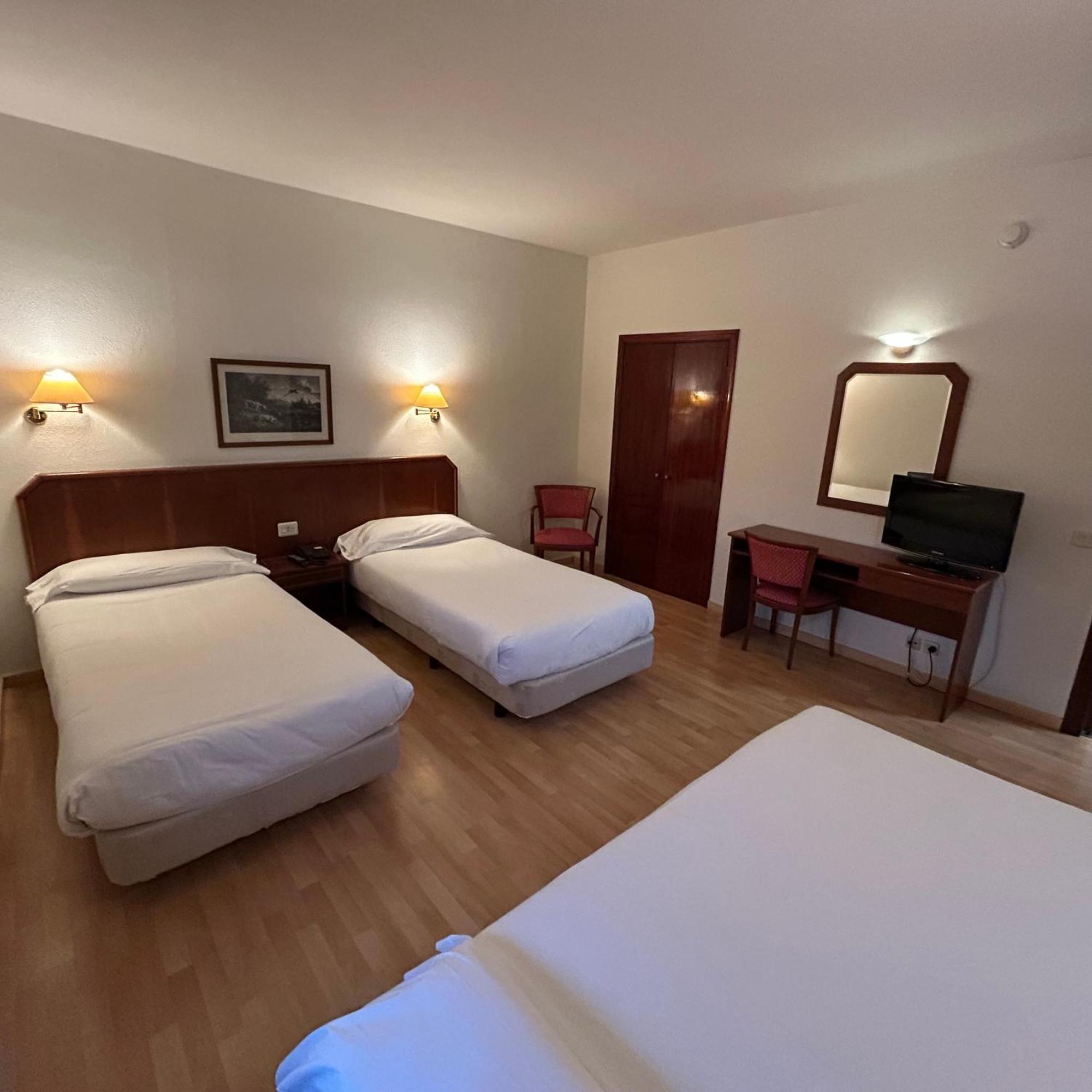 Hotel Unzaga Plaza Éibar Екстериор снимка