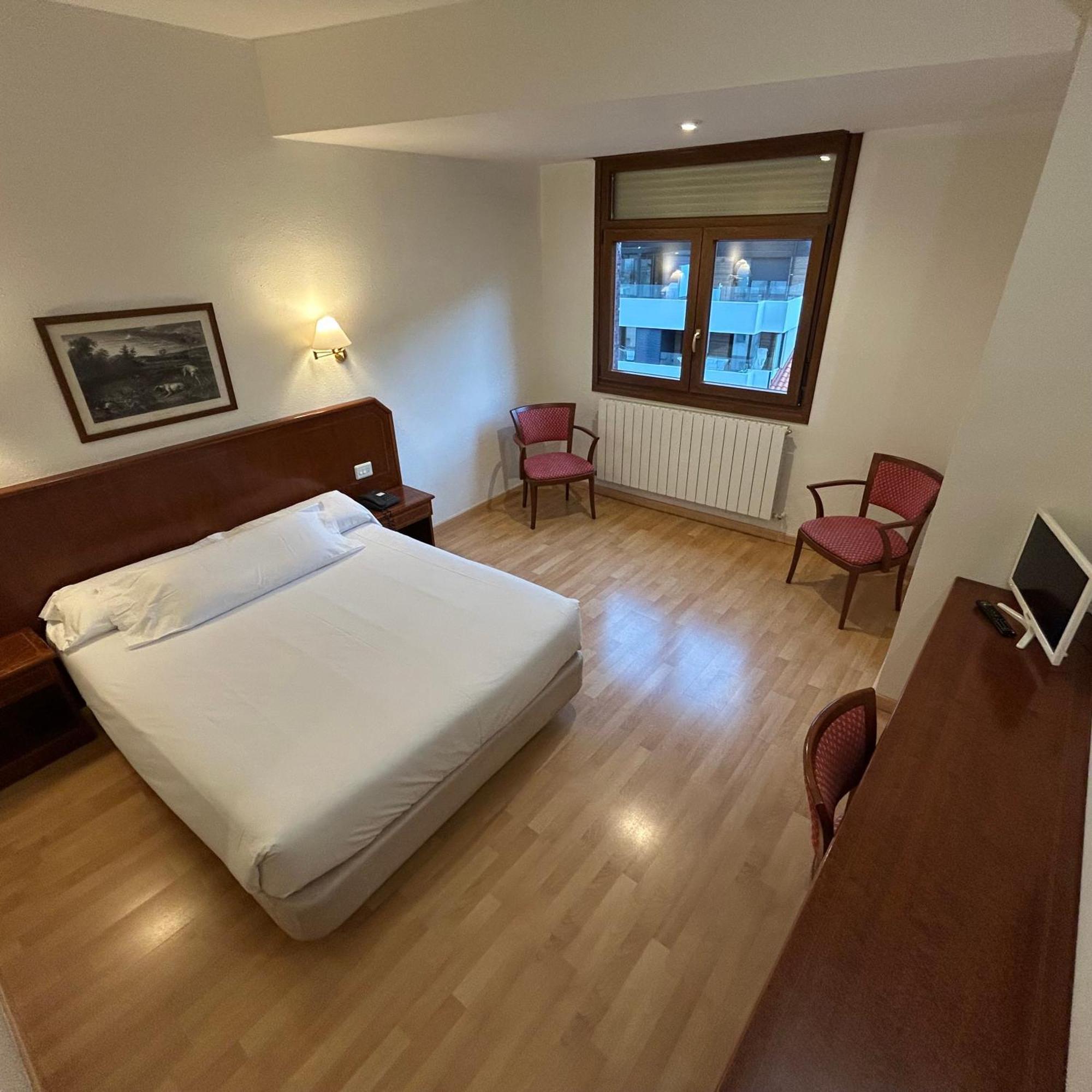 Hotel Unzaga Plaza Éibar Екстериор снимка