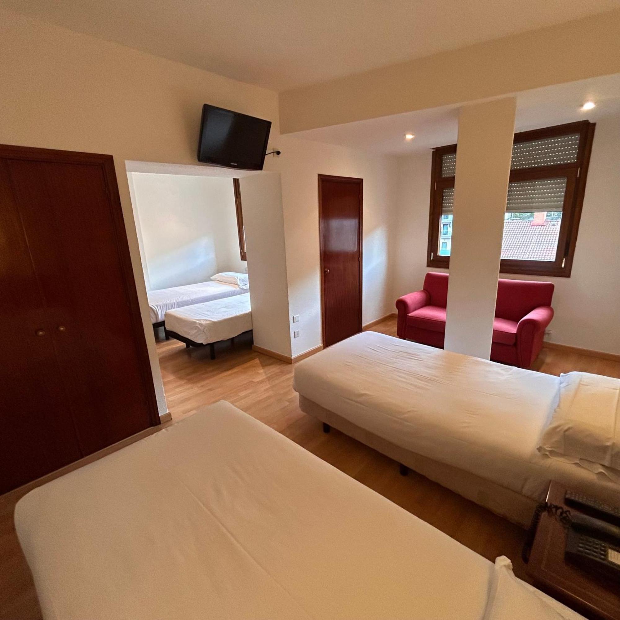Hotel Unzaga Plaza Éibar Екстериор снимка